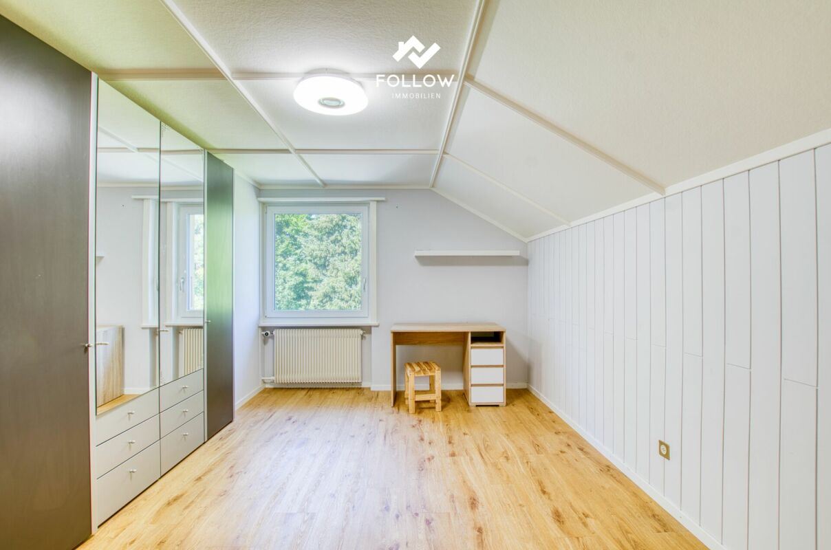 Helles Dachzimmer mit Arbeitsecke und Einbauschrank