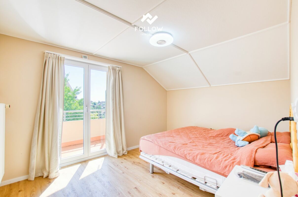 Helles Schlafzimmer mit Balkonzugang