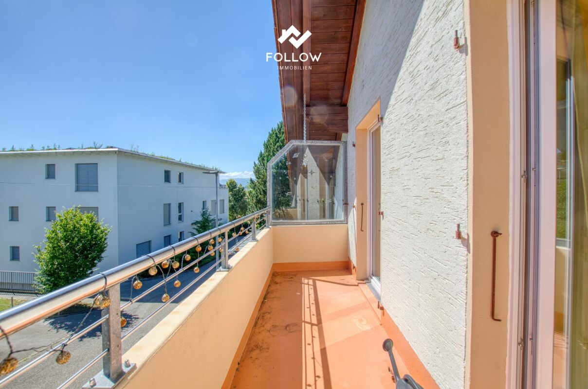 Balkon mit Blick auf Wohnanlage