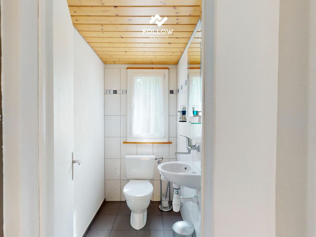 Kleines Gäste-WC mit Holzdecke