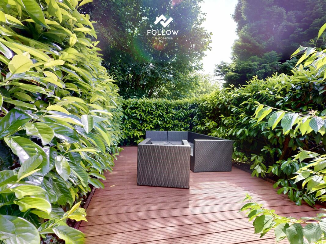 Terrasse mit Lounge-Bereich im Grünen