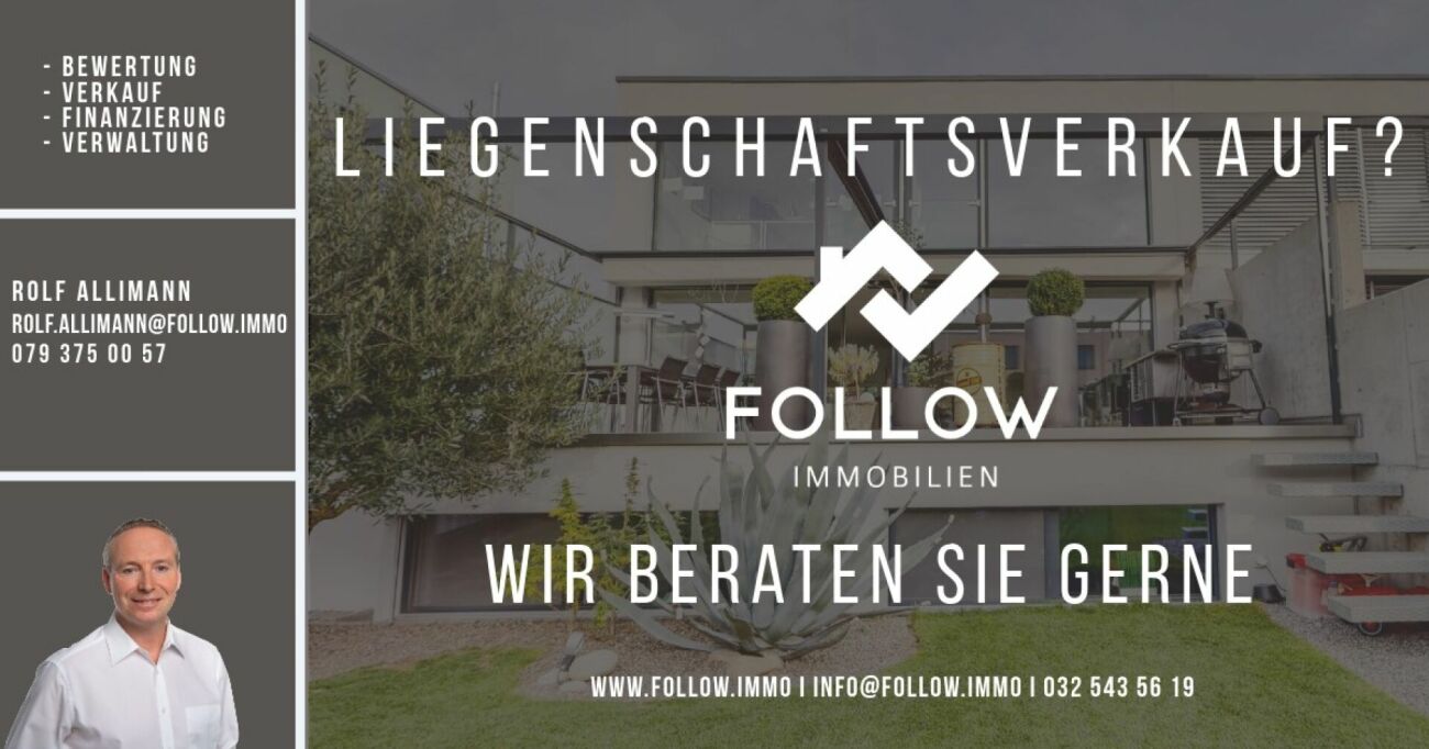 Außenansicht eines modernen Gebäudes mit großem Werbe-Overlay