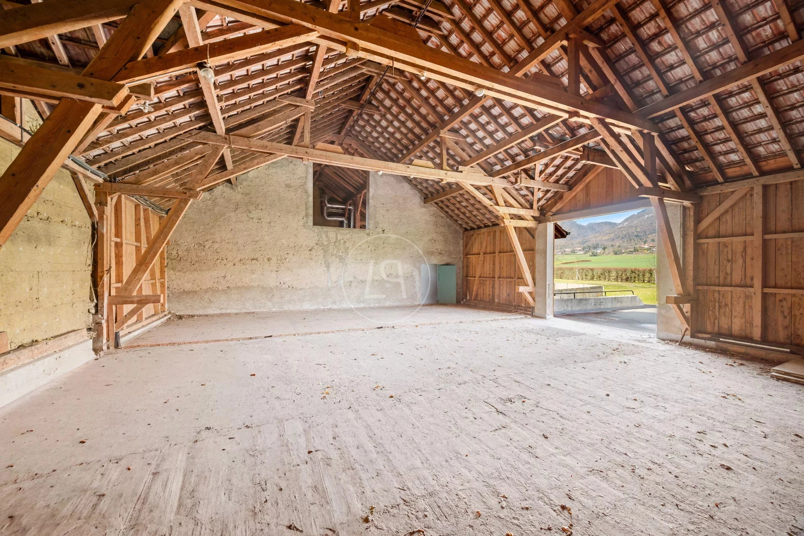 Ausgebauter Dachraum mit sichtbarem Holztragwerk