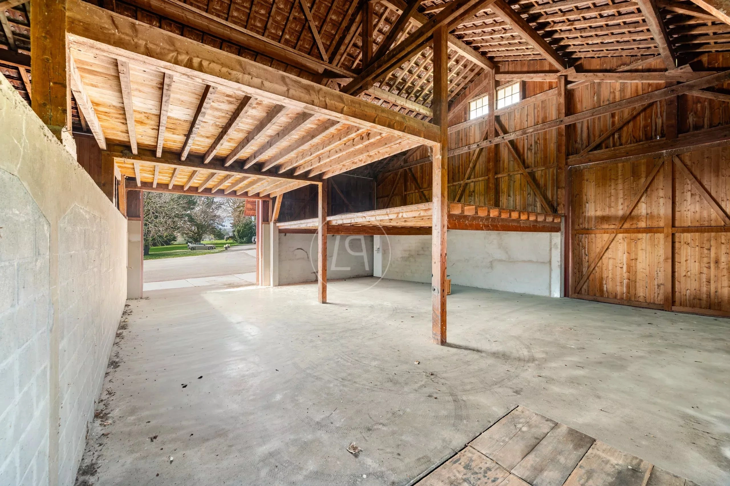 Große Scheunen- bzw. Garagenhalle mit Holztragwerk