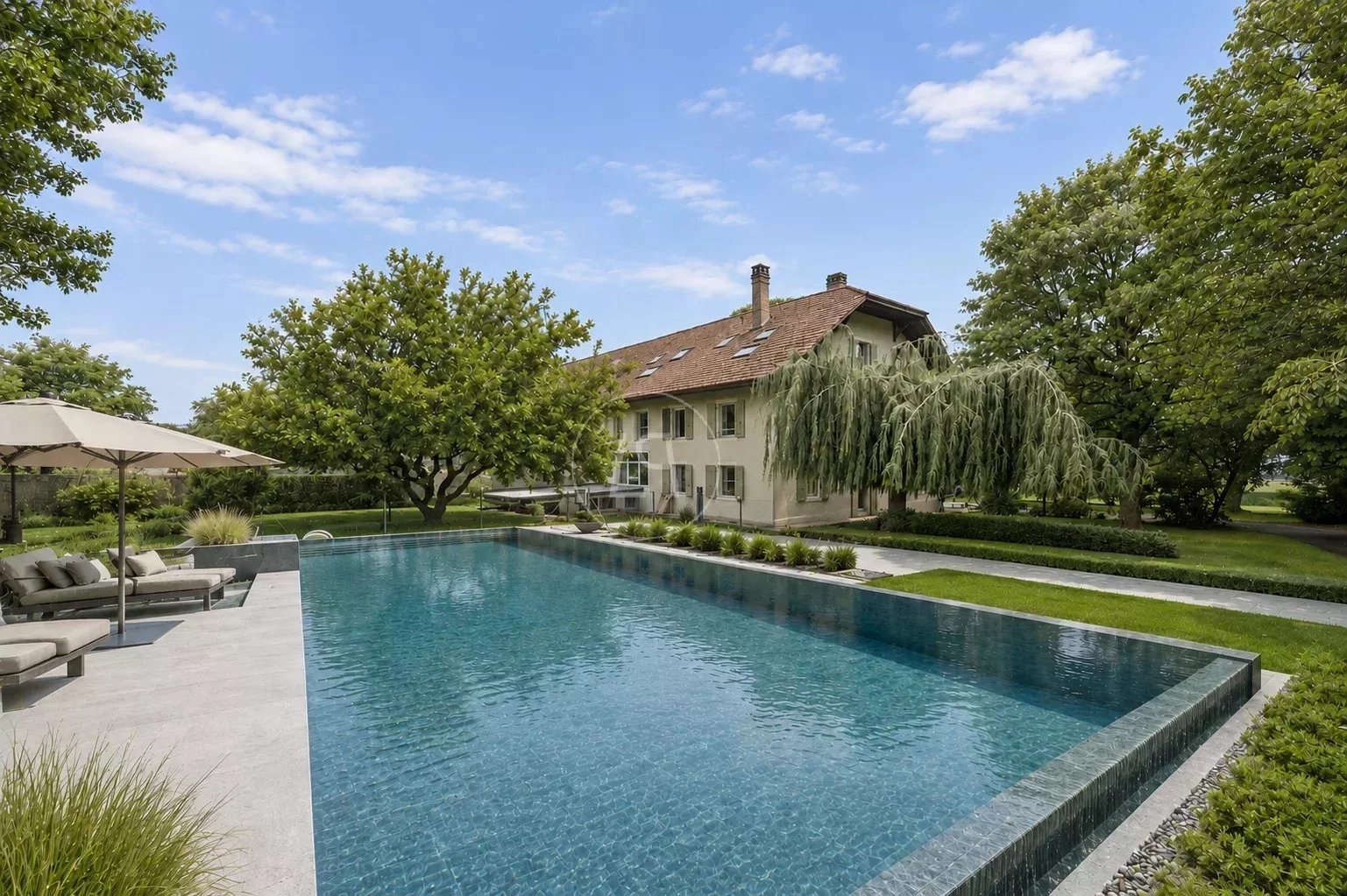 Außenansicht eines Hauses mit Pool