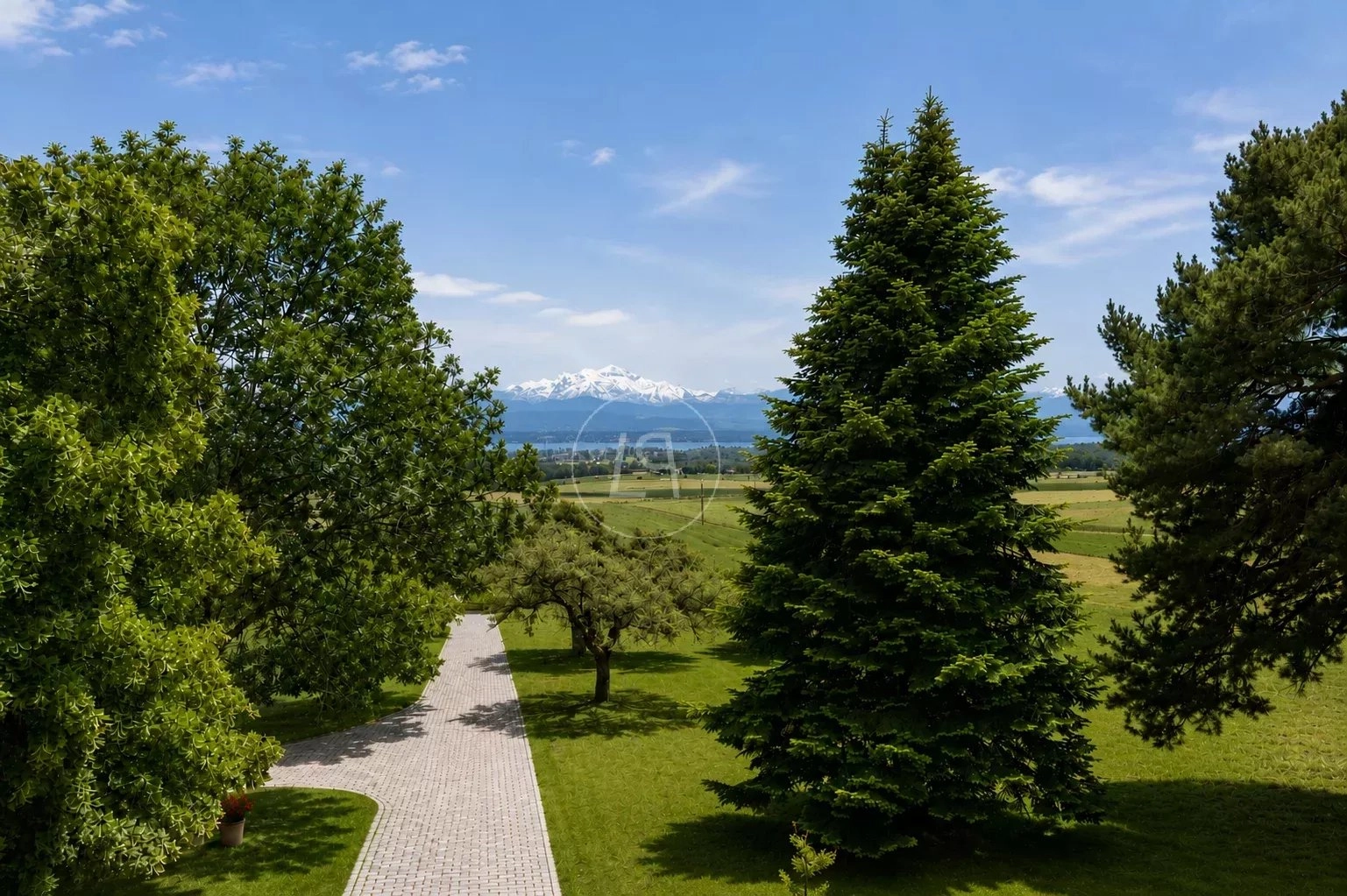 Garten- und Landschaftsblick mit Bergen