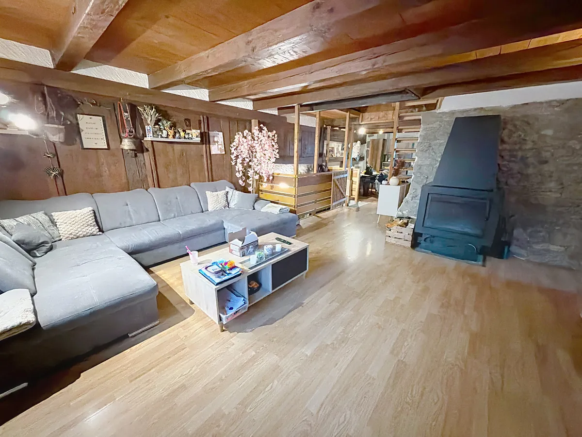 Gemütliches Wohnzimmer mit rustikalem Kamin