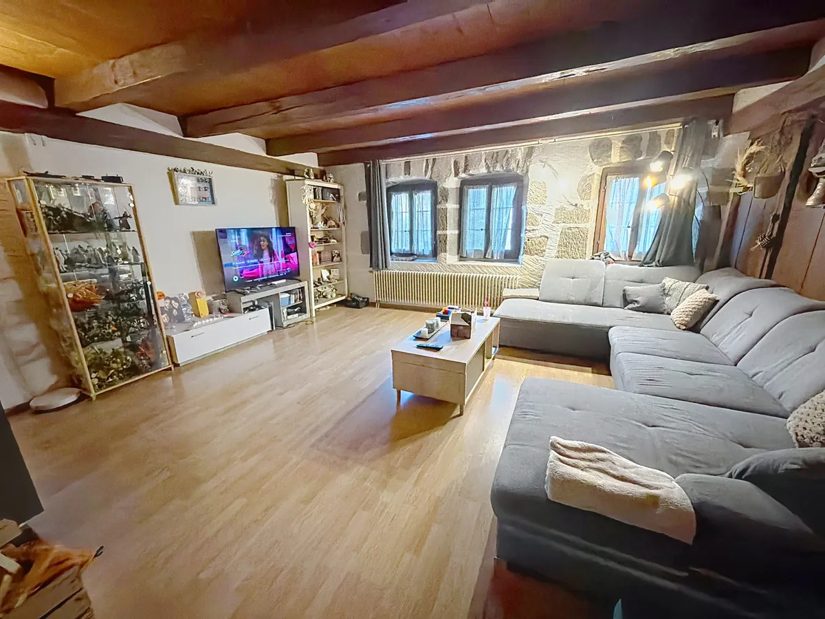 Gemütliches Wohnzimmer mit sichtbaren Holzbalken