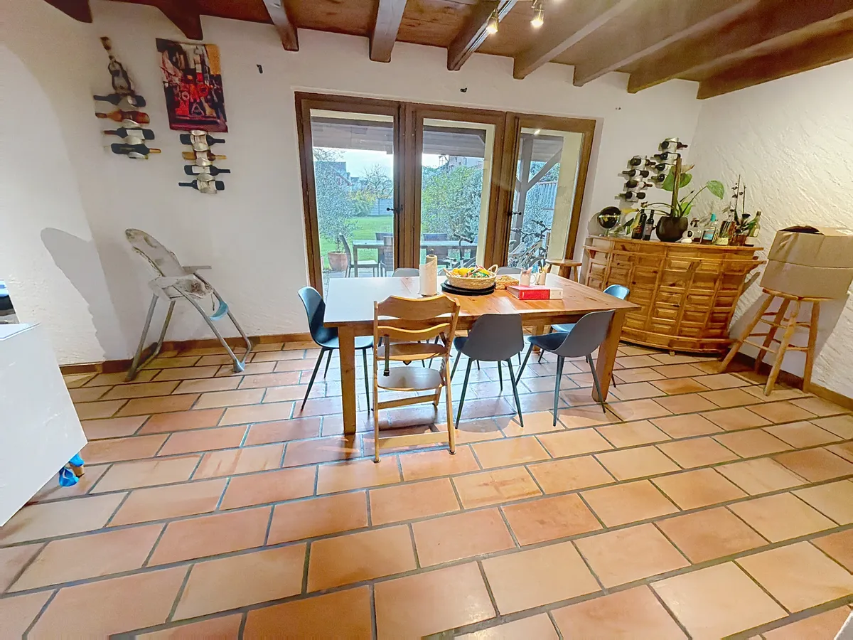 Esszimmer mit Terrassentür und Weinausstellung