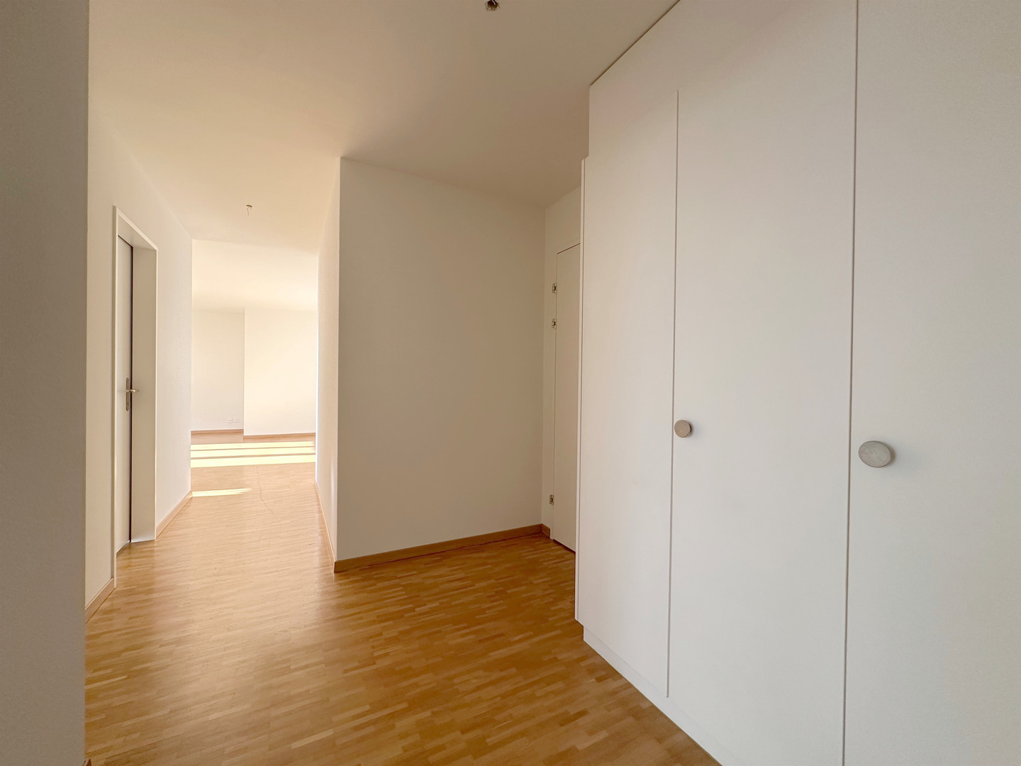 Heller Flur mit Einbauschrank