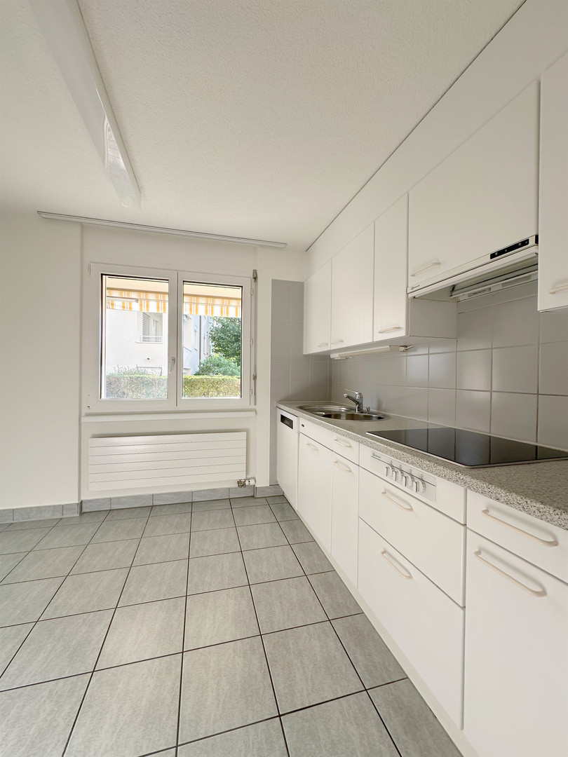 Helle weiße Küche mit Fenster