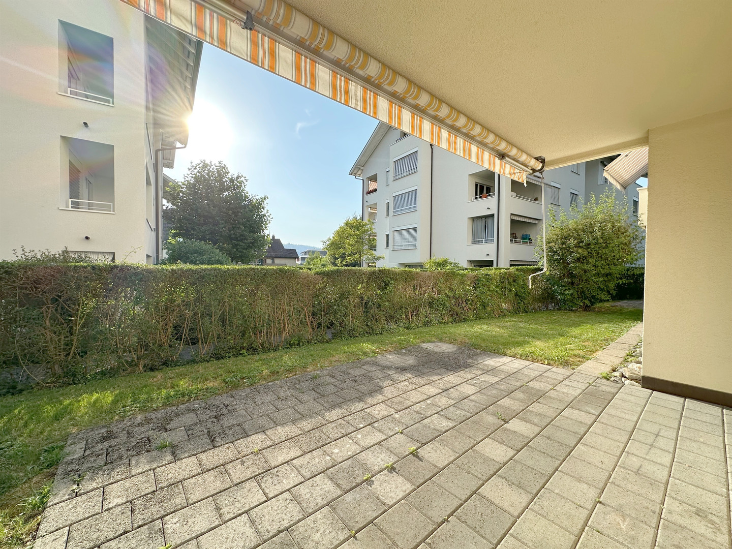 Terrasse mit Blick auf Wohnanlage