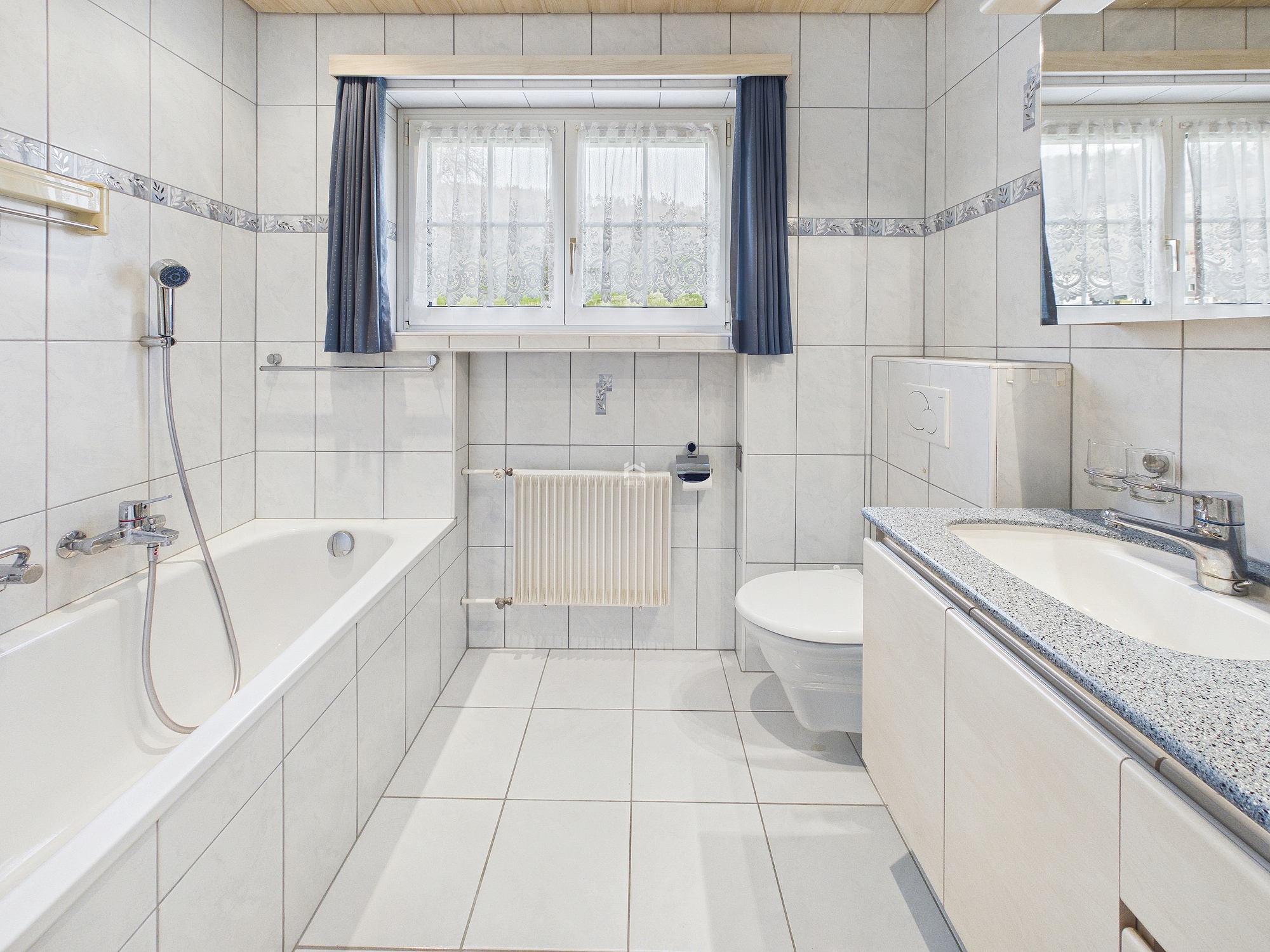 Helles, gepflegtes Badezimmer mit Badewanne, WC und Waschtisch
