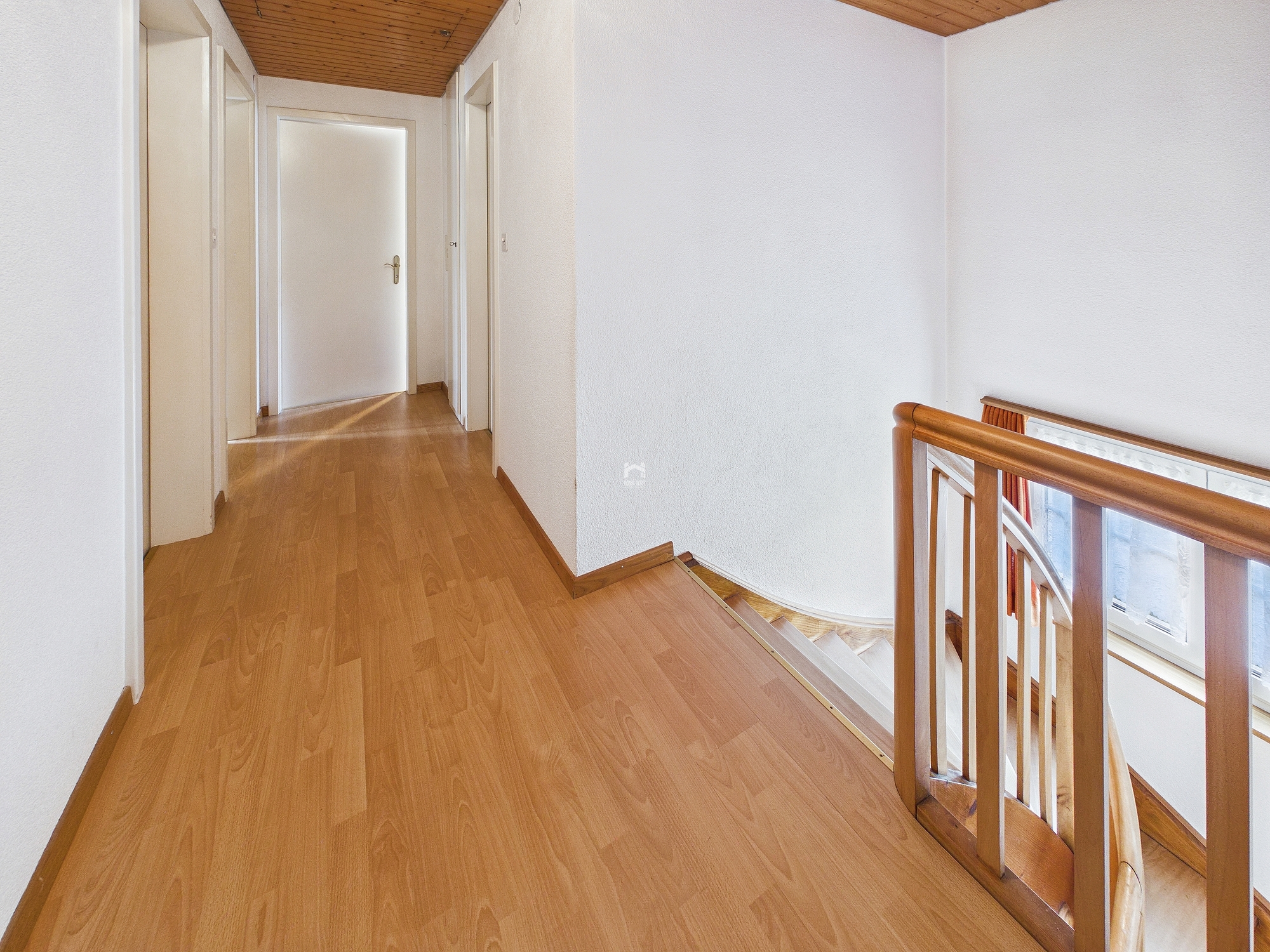 Heller Flur mit Treppe