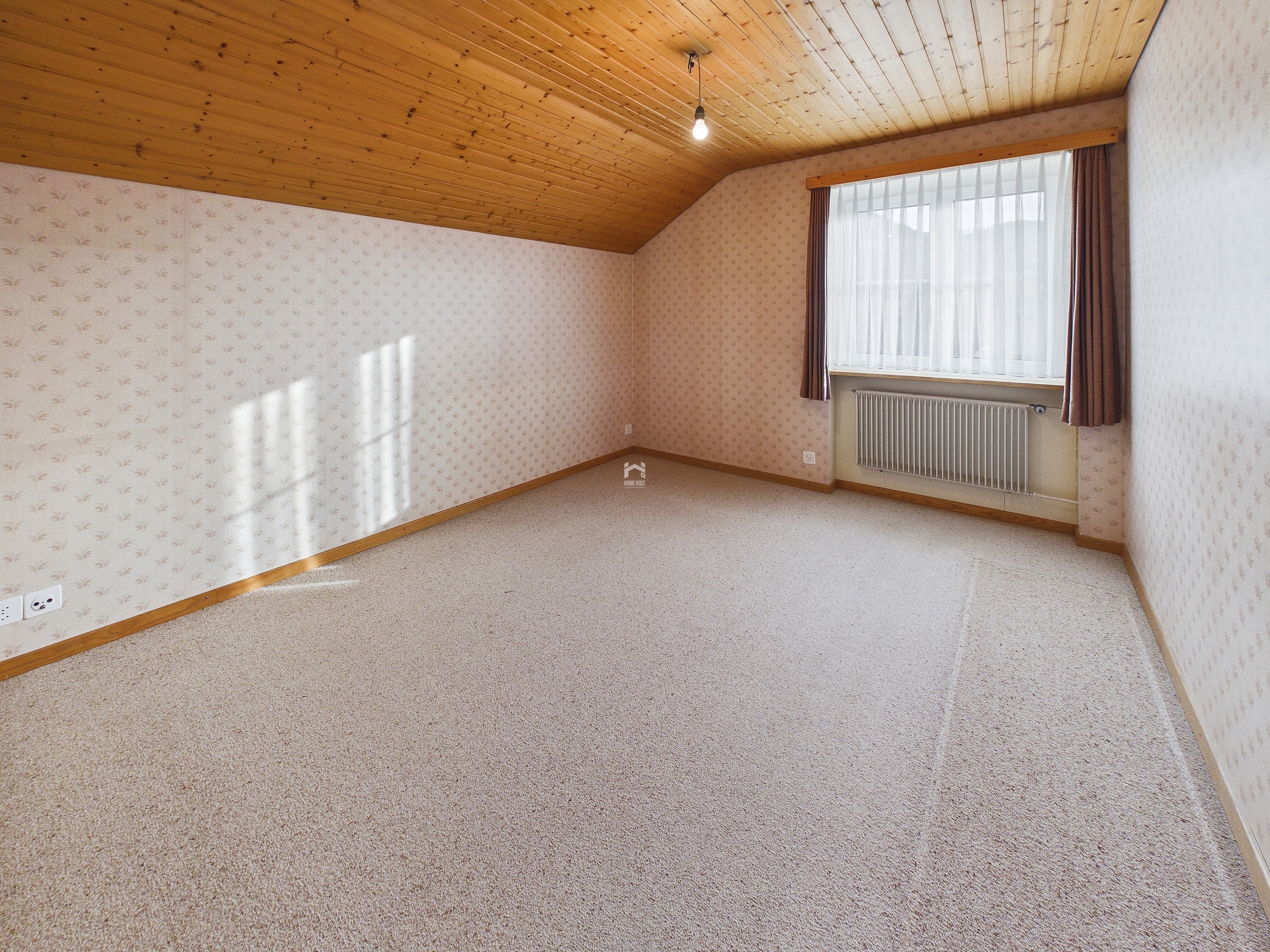 Leeres Dachzimmer mit Holzdecke