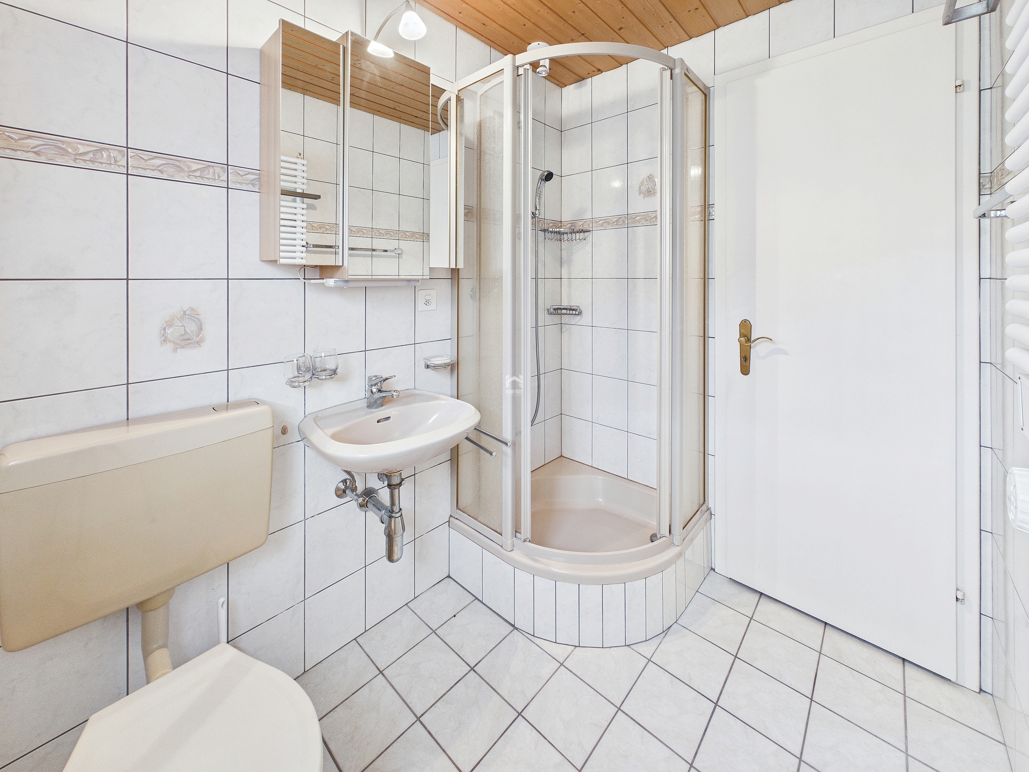 Kleines Badezimmer mit Dusche und Wand-WC