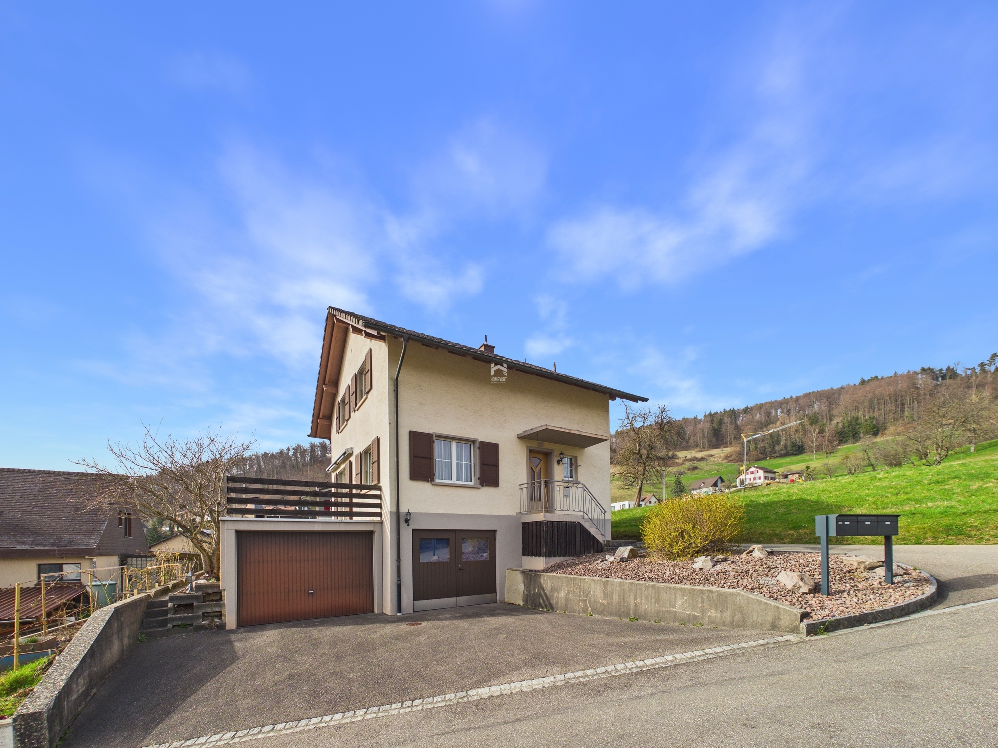Freistehendes Haus mit Garage und Hanglage