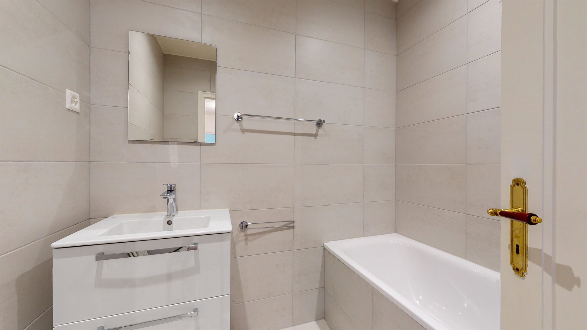 Modernes Badezimmer mit Badewanne und Waschtisch