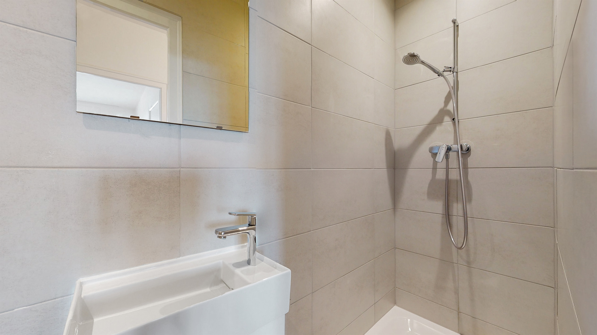 Badezimmer mit begehbarer Dusche und Waschbecken