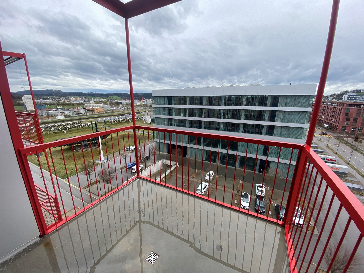 Balkon mit Blick auf moderne Bürogebäude