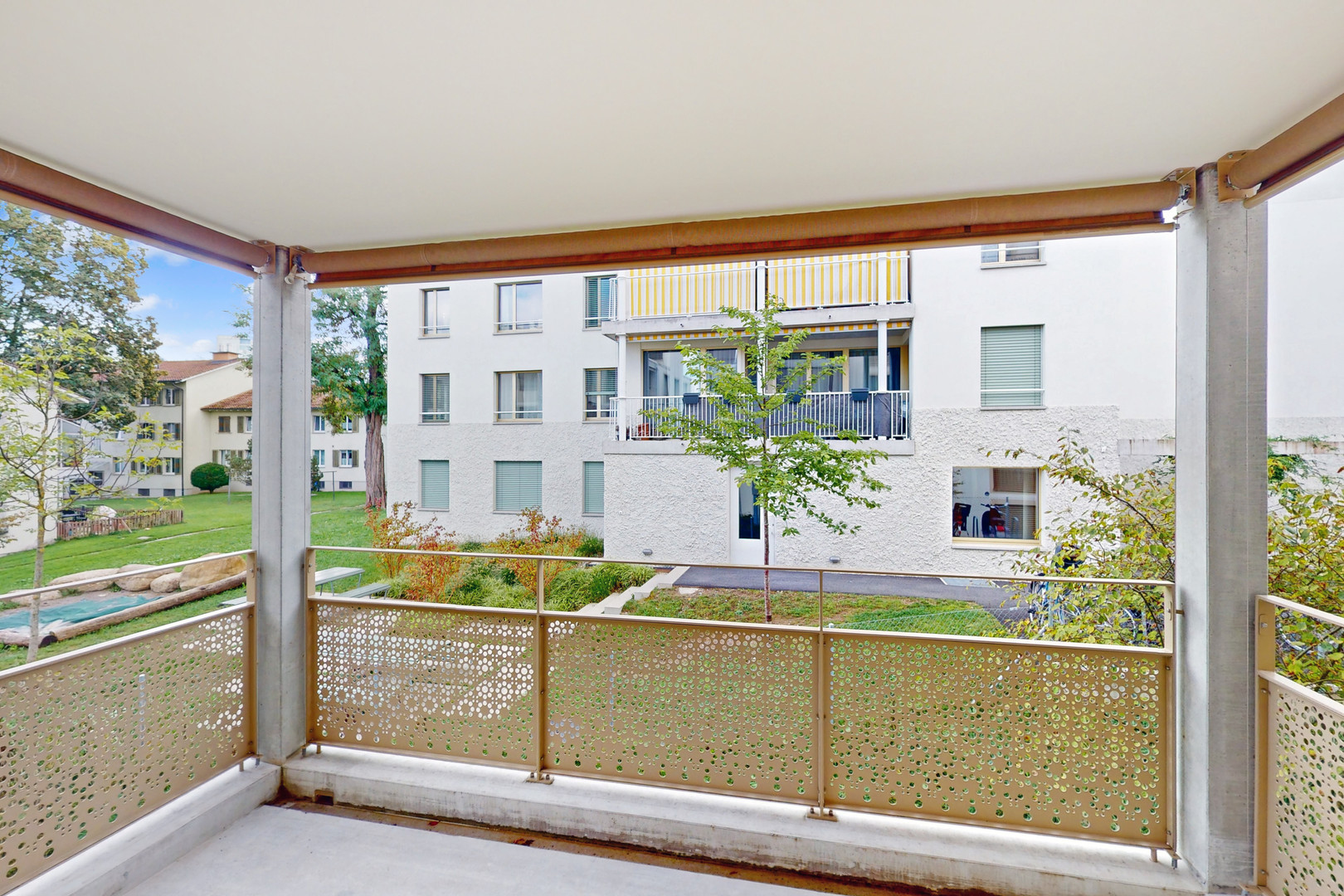 Balkon mit Blick auf Wohnanlage und Innenhof
