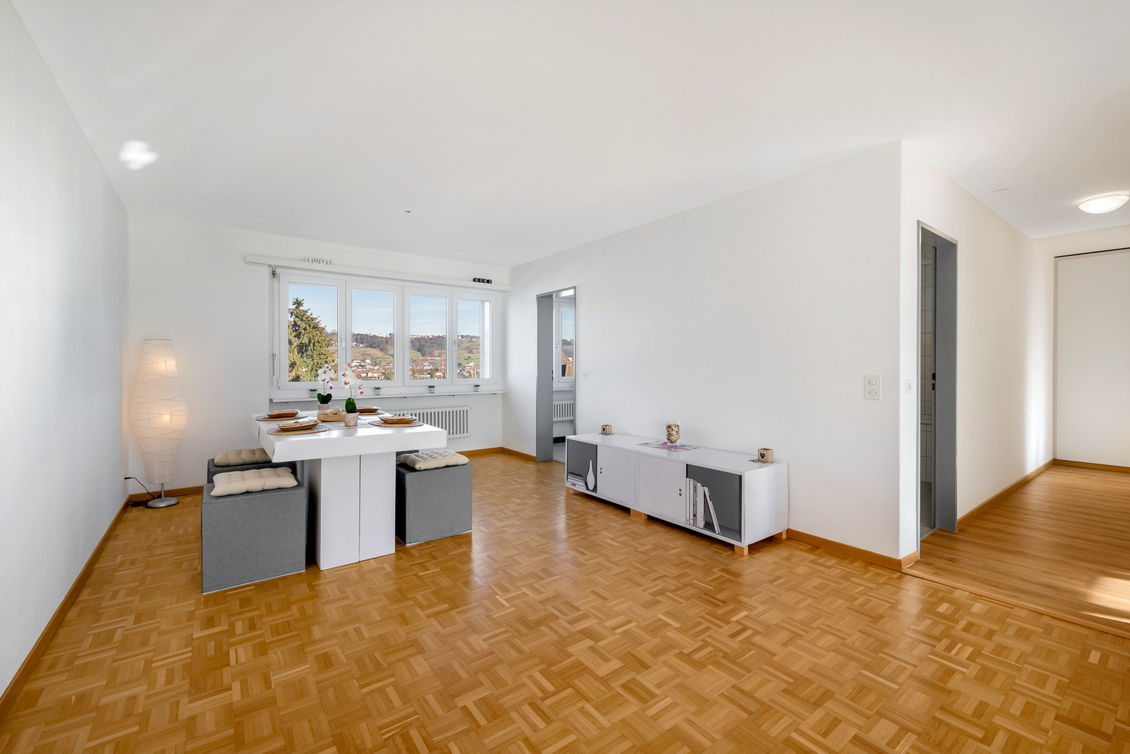 Helles Wohn- und Esszimmer