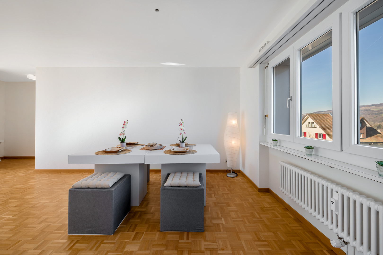 Heller Essbereich mit Ausblick