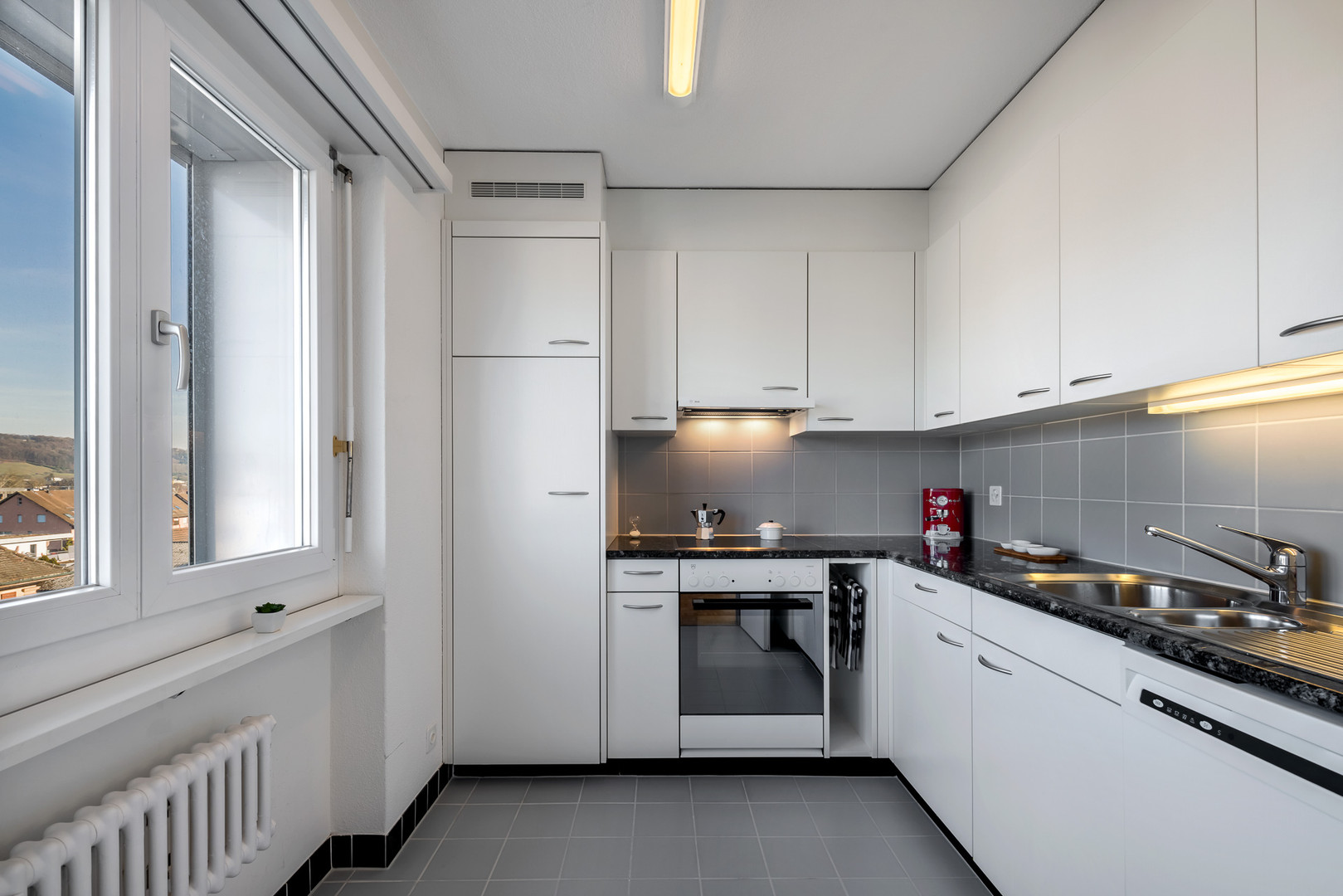 Helle Einbauküche mit Fensterblick