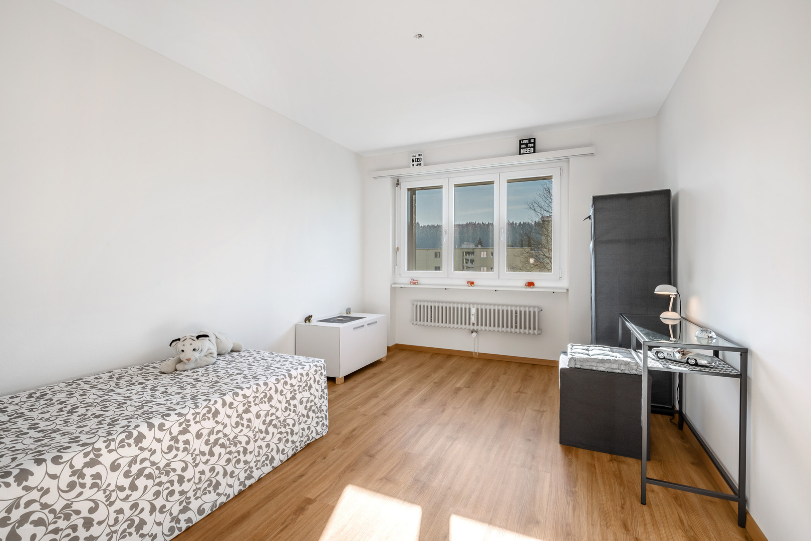 Helles Kinder- oder Gästezimmer mit Einzelbett
