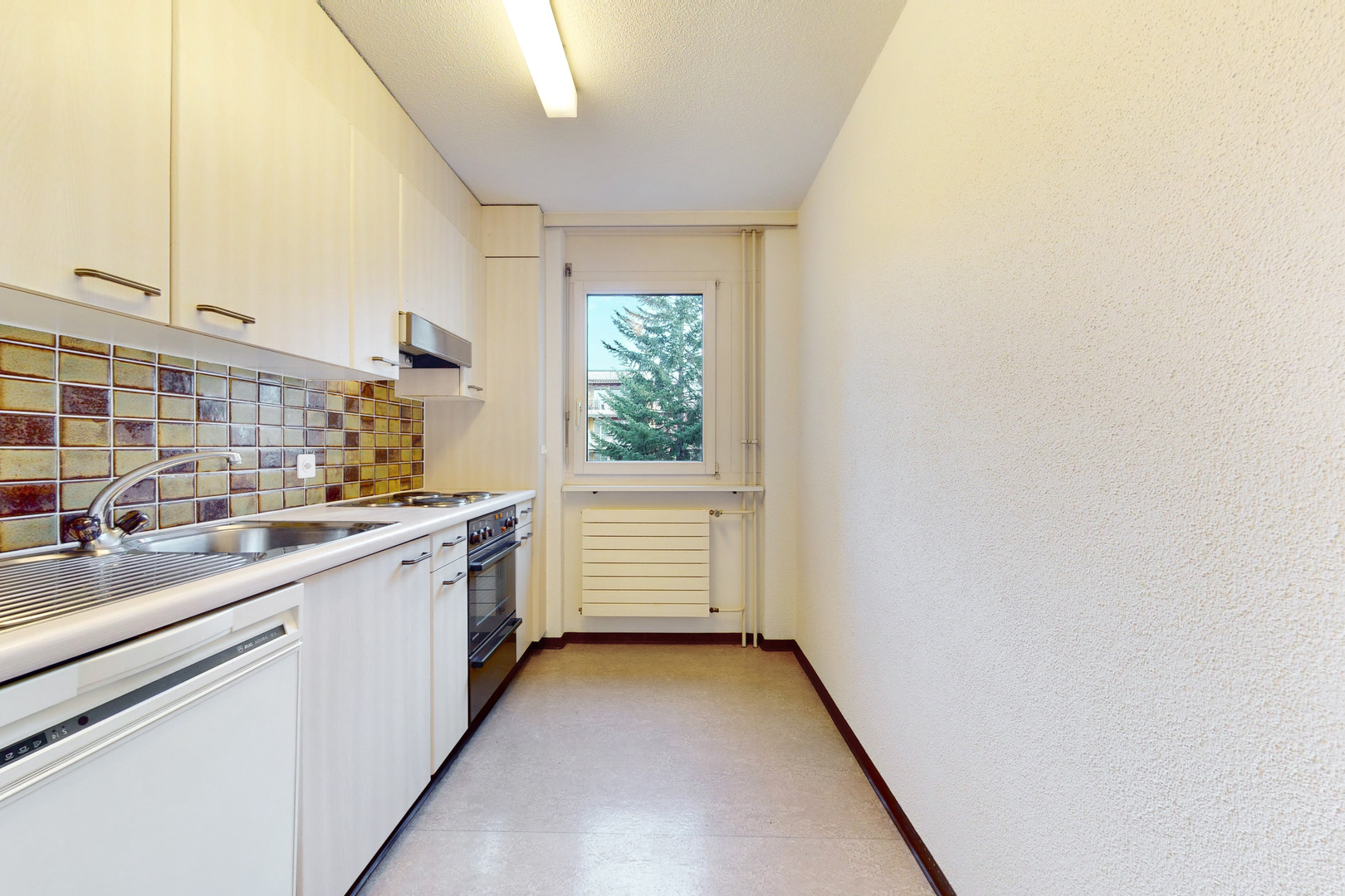Schmale Küche mit Einbauzeile