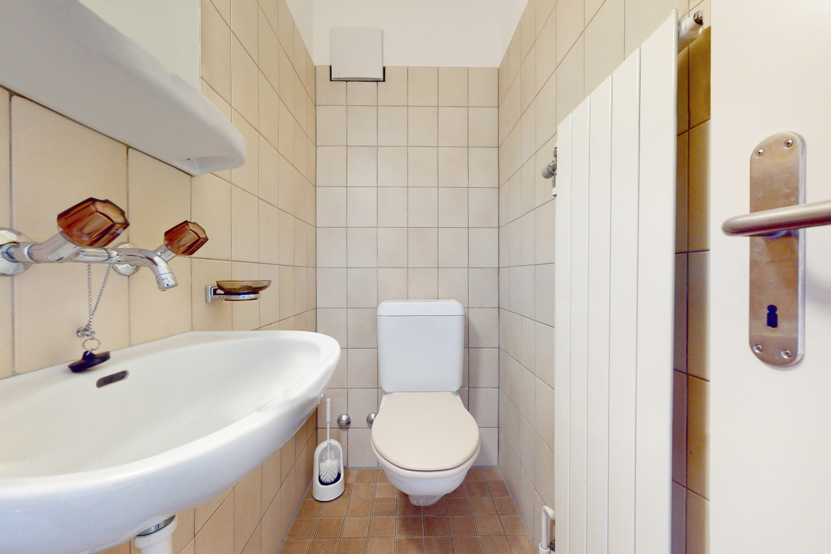 Kleines Gäste-WC mit Waschbecken und Toilette