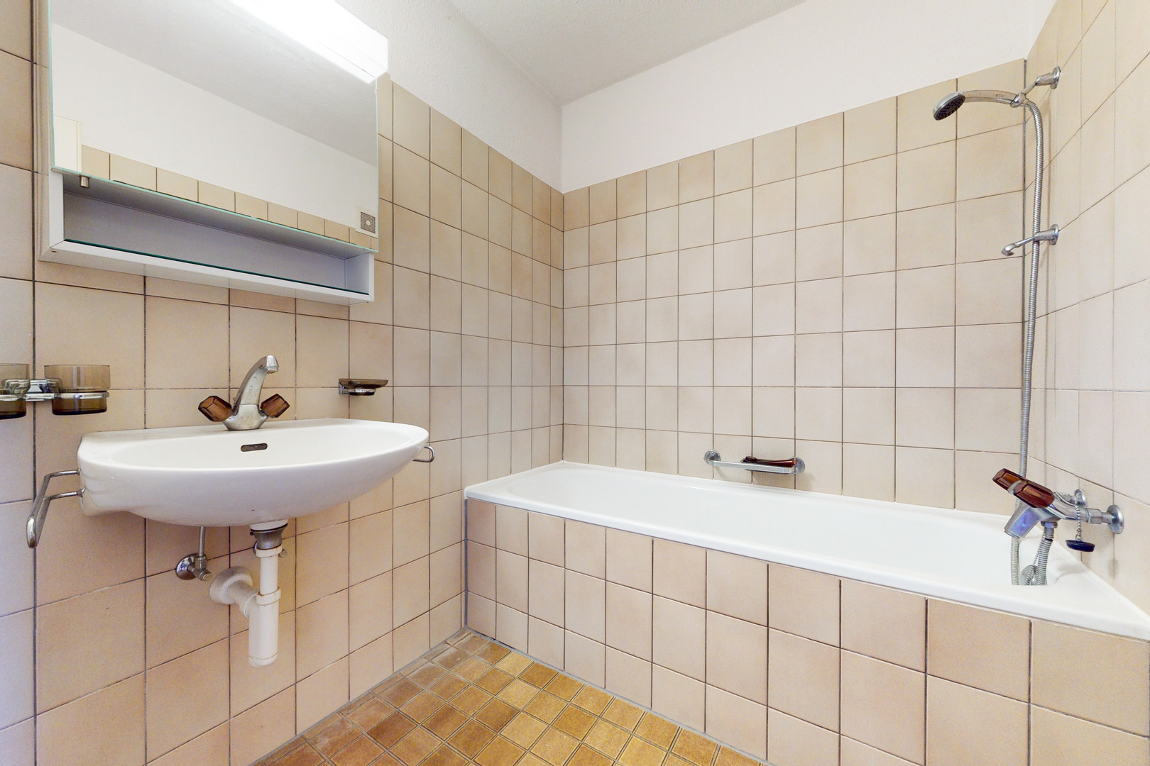 Badezimmer mit Badewanne und Waschbecken