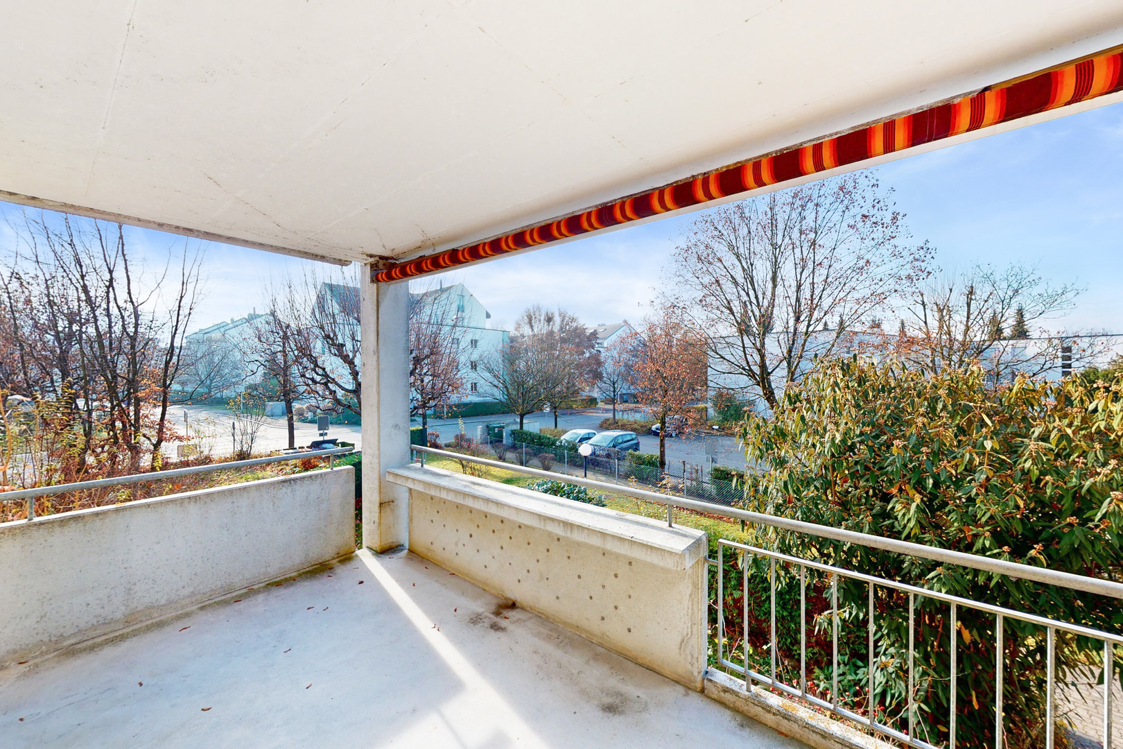 Überdachter Balkon mit Ausblick ins Grüne
