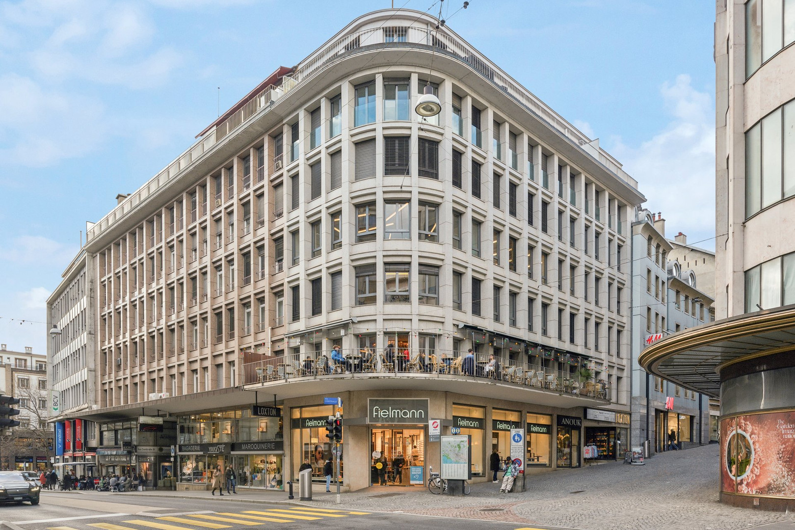 Städtisches Geschäfts- und Wohngebäude an einer Straßenecke