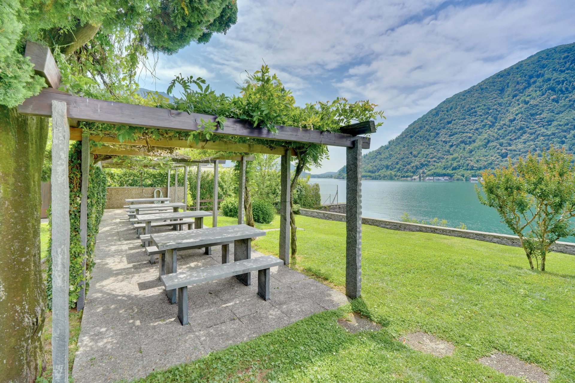 Seepavillon mit Pergola und Picknicktischen