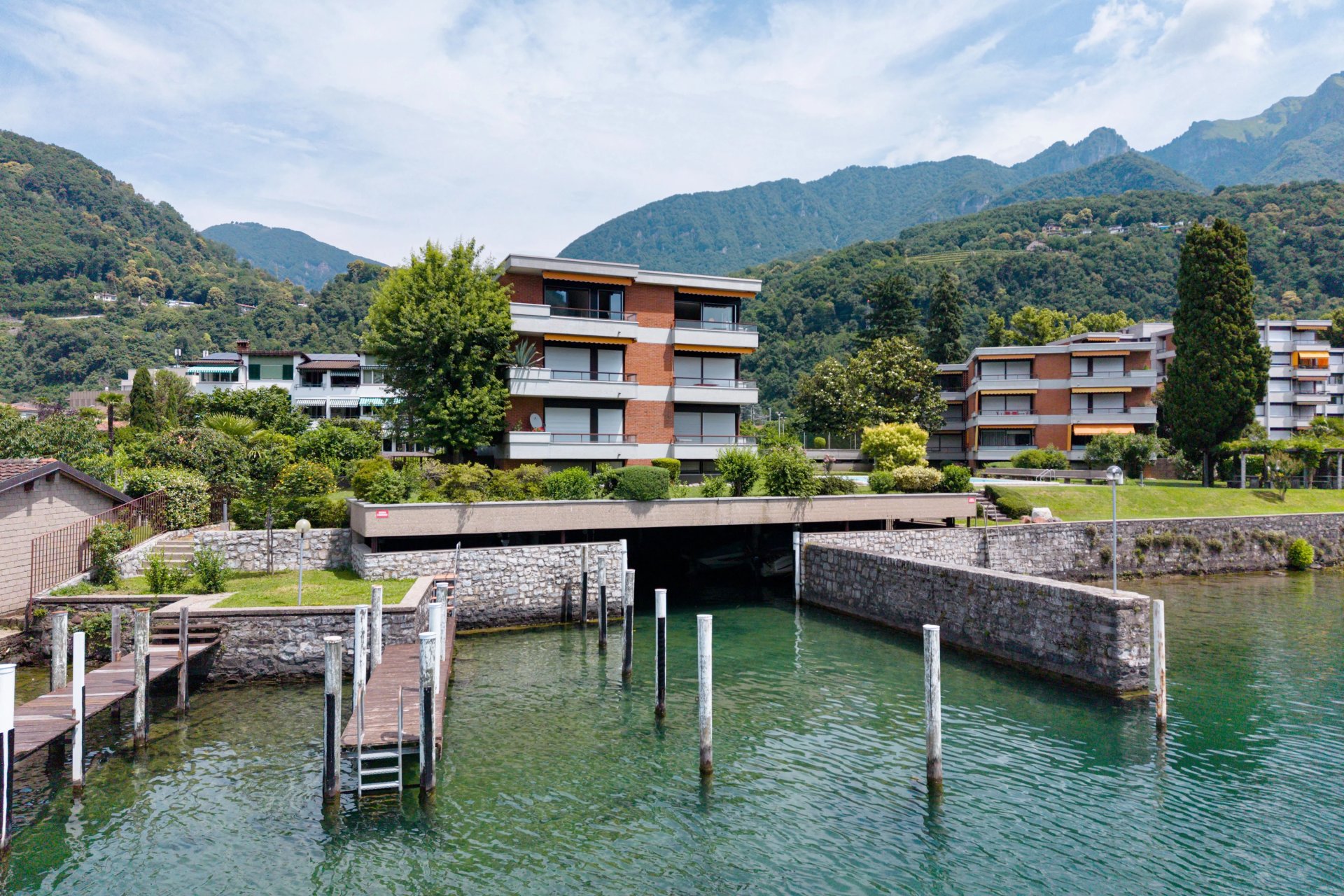 Seevilla am Wasser mit Bergen im Hintergrund