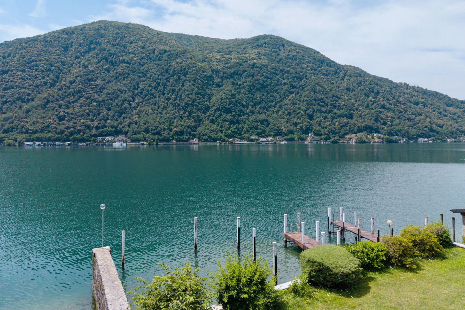 Seeblick mit Steg und Bergkulisse