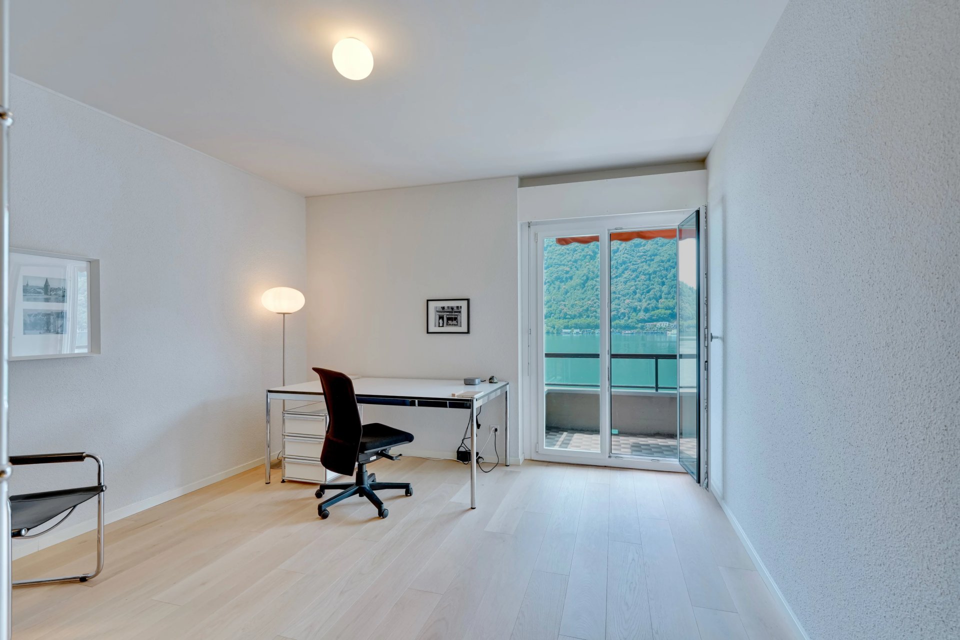 Helles Arbeitszimmer mit Balkonblick