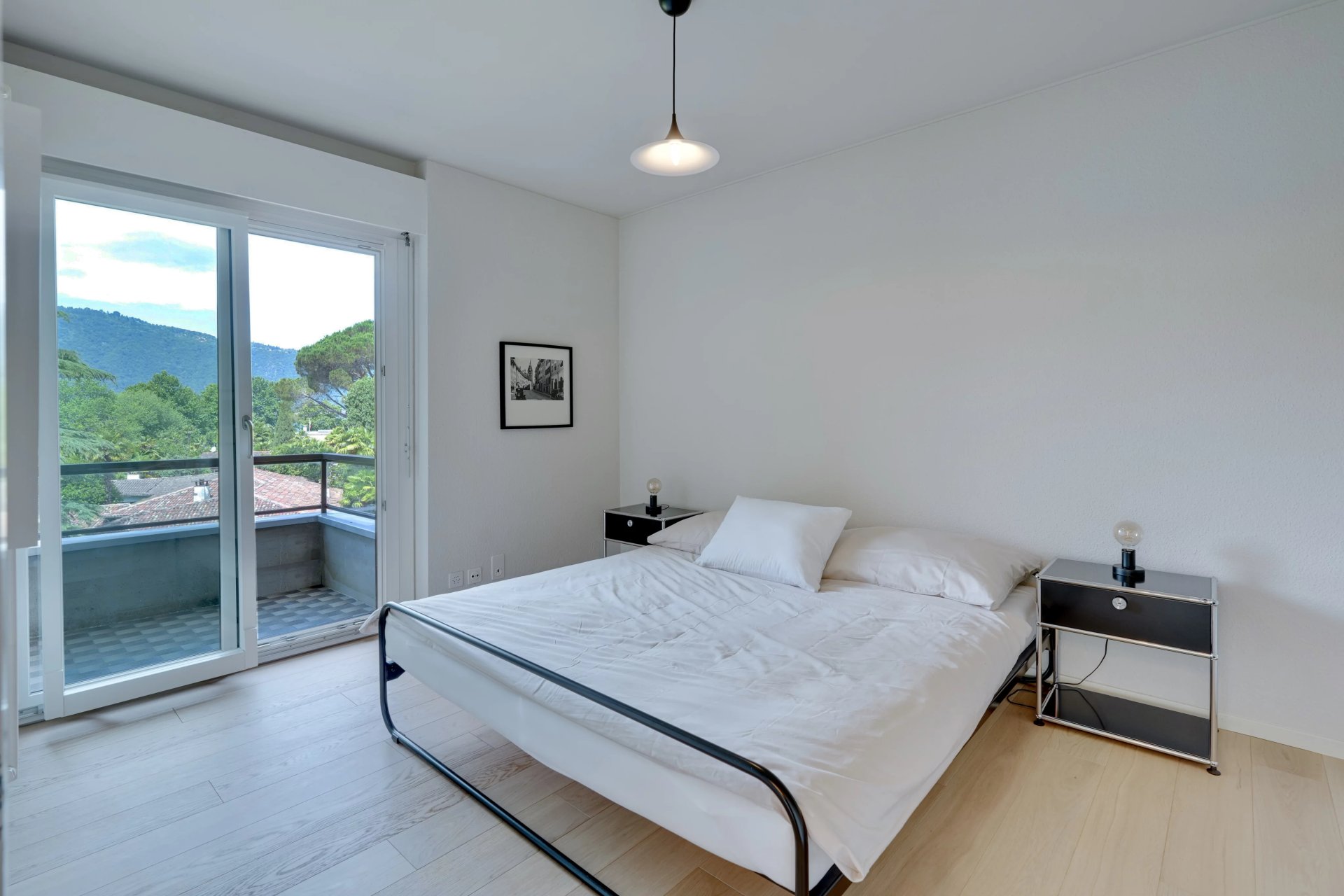 Helles Schlafzimmer mit Balkonblick
