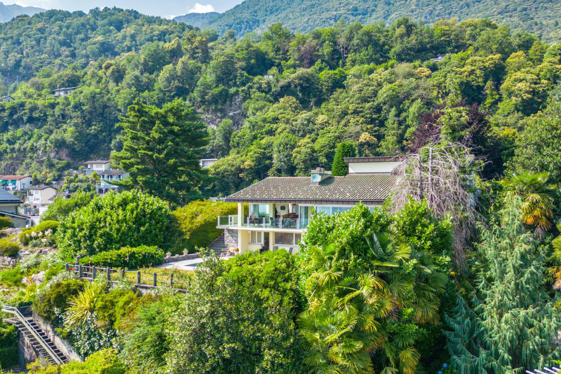Außenansicht eines Hauses in üppiger Berglandschaft