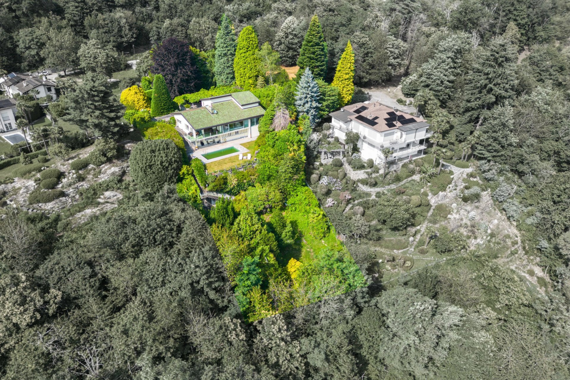 Luftaufnahme eines großzügigen Anwesens mit Pool und Garten