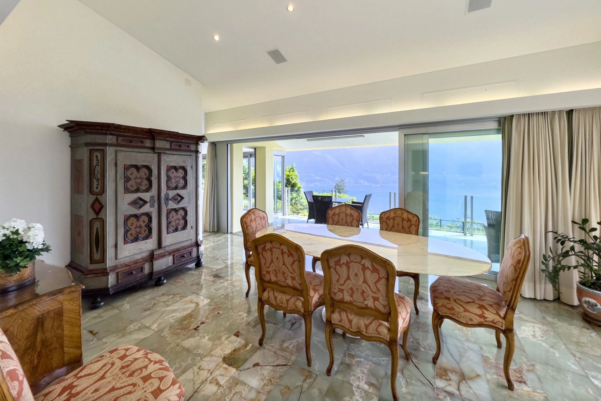 Eleganter Essbereich mit Seeblick