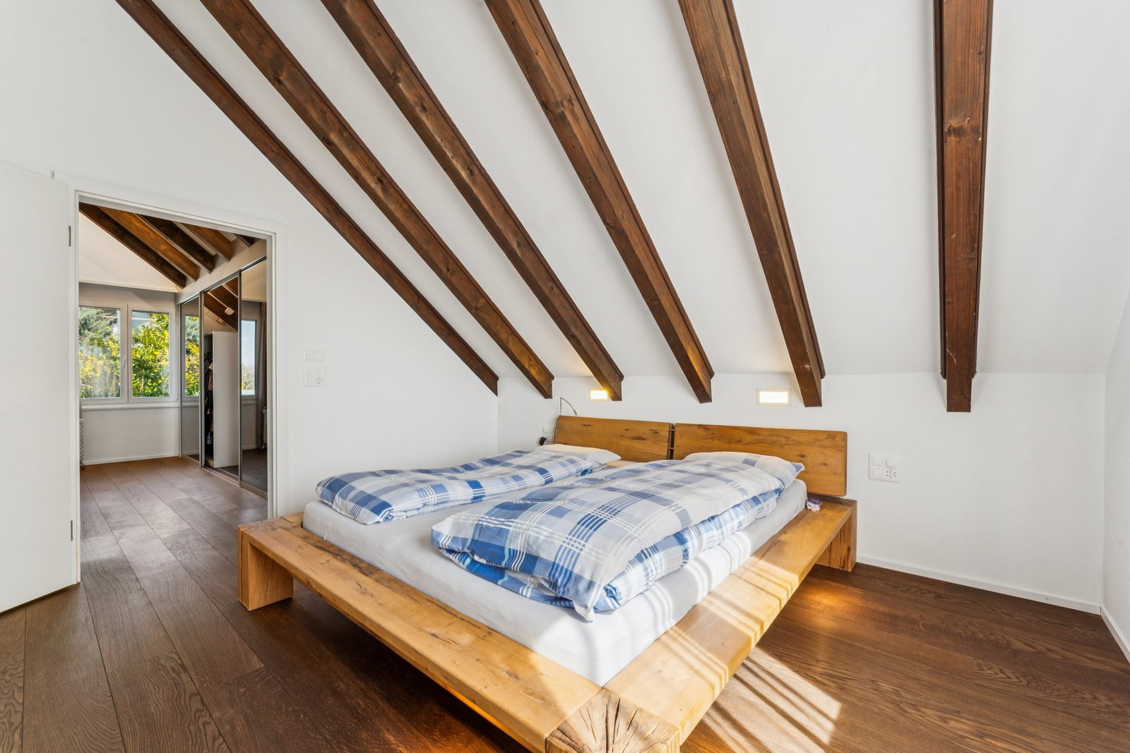 Dachgeschoss-Schlafzimmer mit Holzbalken