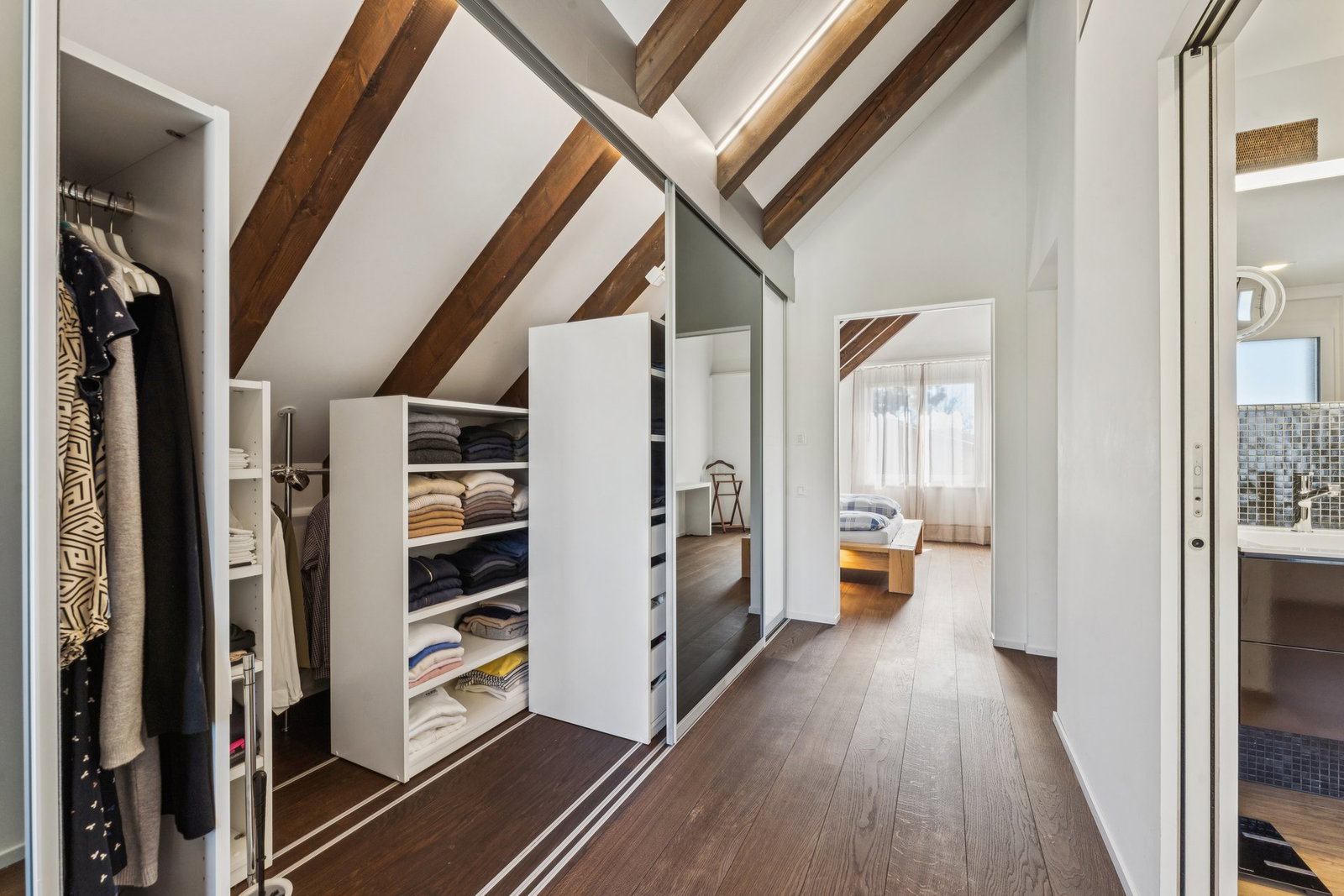 Ankleidezimmer mit Dachschrägen und Sichtbalken