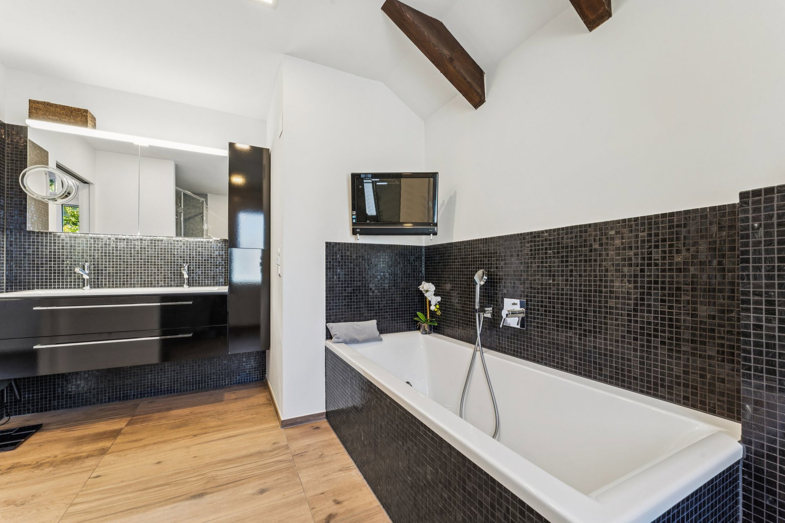 Modernes Badezimmer mit Badewanne und Doppelwaschtisch