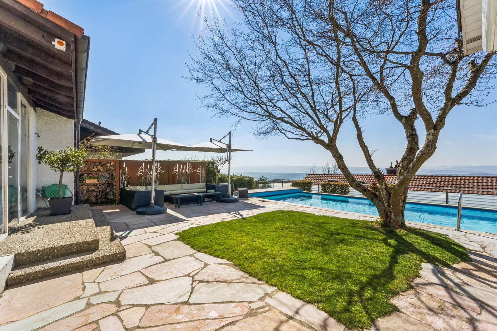 Außenbereich mit Pool und Terrasse