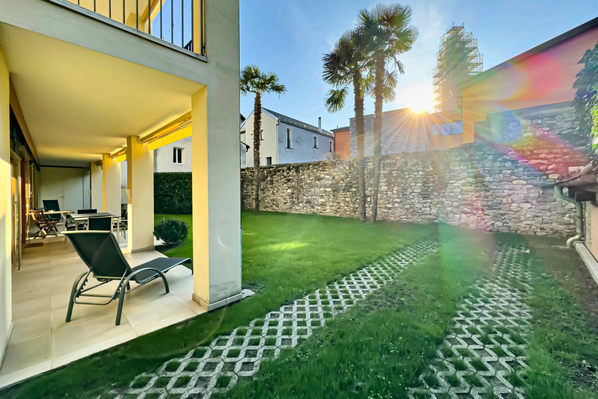 Außenbereich mit Terrasse und Garten