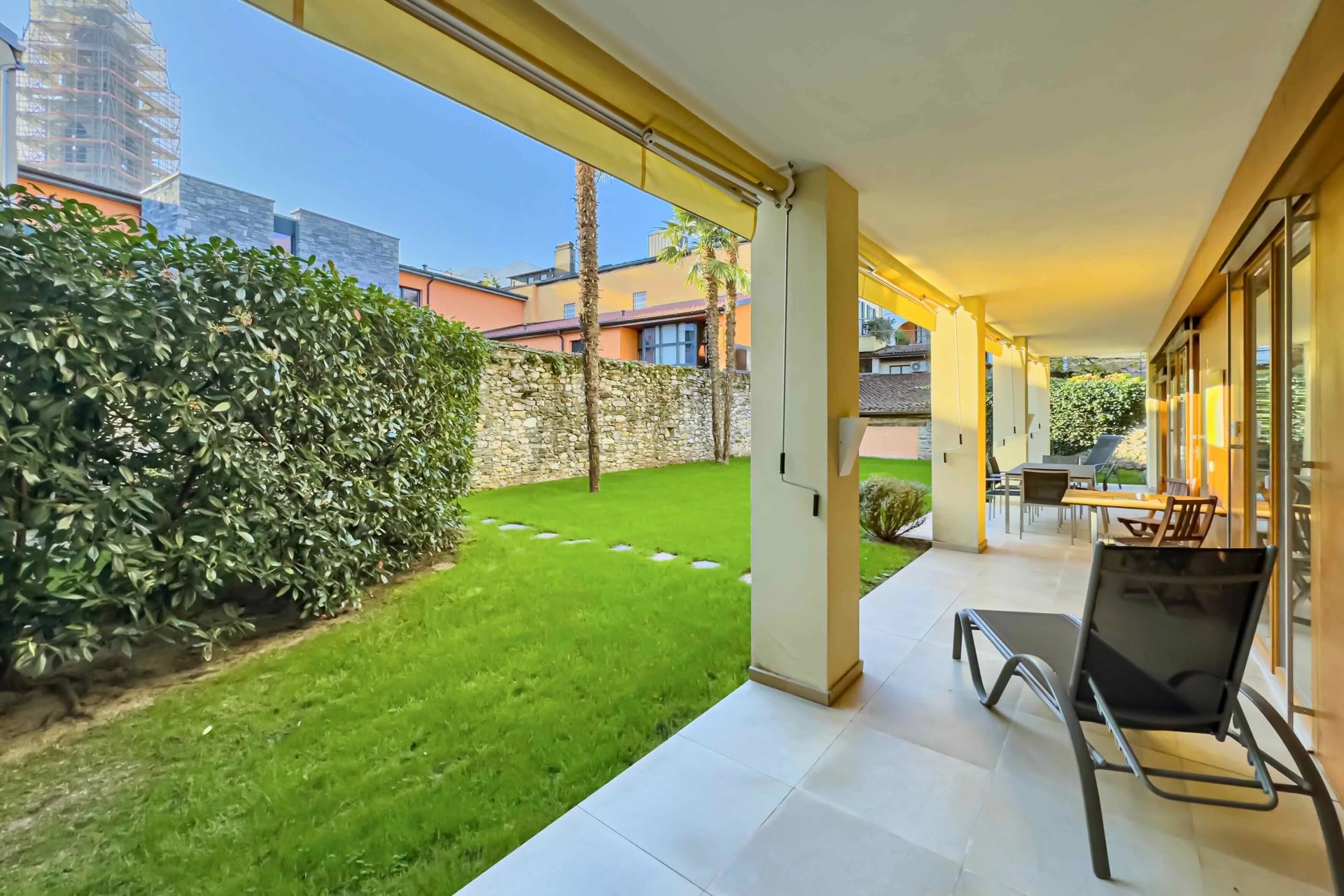 Überdachte Terrasse mit Gartenblick