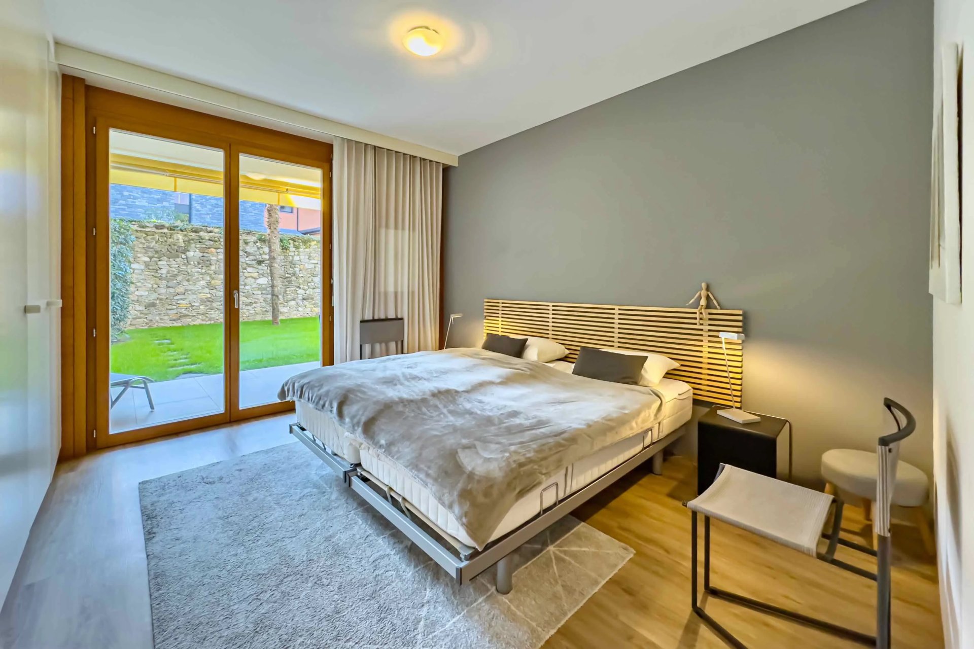 Modernes Schlafzimmer mit Gartenzugang
