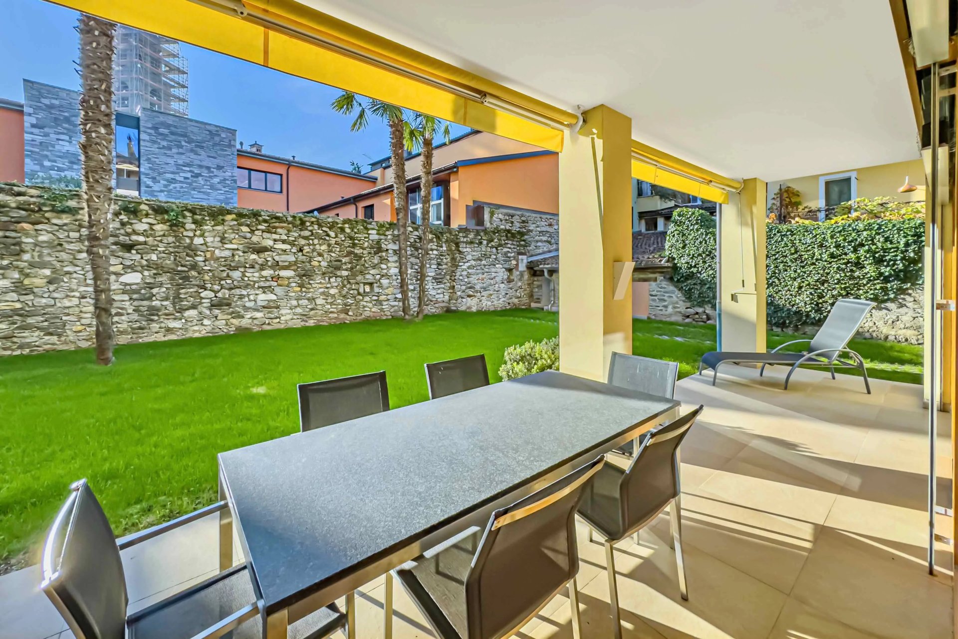 Überdachte Terrasse mit Gartenblick